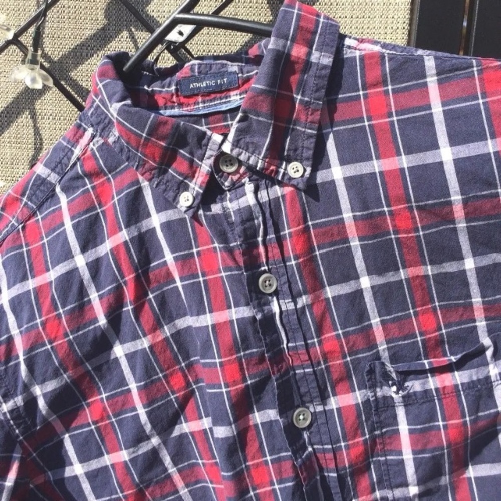 American Eagle Button Up Shirt Men’s Athletic M